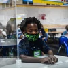 Học sinh đeo khẩu trang phòng lây nhiễm COVID-19 tại một trường học ở Miami, Mỹ. (Ảnh: AFP/TTXVN) 