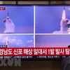 Người dân theo dõi hình ảnh vụ phóng vật thể được cho là tên lửa đạn đạo của Triều Tiên qua màn hình tivi ở nhà ga Seoul, Hàn Quốc ngày 7/5. (Ảnh: Yonhap/TTXVN) 