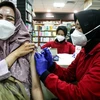Nhân viên y tế tiêm vaccine ngừa COVID-19 cho người dân tại Surabaya, Đông Java, Indonesia, ngày 26/4/2022. (Ảnh: THX/TTXVN) 