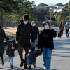 Khách du lịch tại Tokyo, Nhật Bản ngày 23/2/2020. (Ảnh: AFP/TTXVN) 