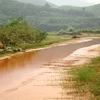 Nước sông Nậm Tôn đỏ ngầu. (Ảnh: Văn Tý /TTXVN)