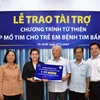 Đại diện Hội Bảo trợ Bệnh nhân nghèo TP.HCM nhận bảng tài trợ từ đại diện Tập đoàn.(Nguồn:Vietnam+)