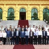 Chủ tịch nước Nguyễn Xuân Phúc với các đại biểu Hội Khoa học lịch sử Việt Nam. (Ảnh:Thống Nhất/TTXVN) 