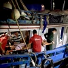  Đồn Biên phòng Cửa khẩu cảng Phú Quý hỗ trợ đưa ngư dân gặp nạn lên đảo Phú Quý chữa trị.( Ảnh TTXVN phát)