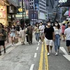 Người dân đi mua sắm tại khu vực Causeway Bay, Hong Kong. (Ảnh: Mạc Luyện/TTXVN) 