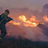 Lính cứu hỏa nỗ lực dập đám cháy rừng tại Pumarejo de Tera, gần Zamora, miền Bắc Tây Ban Nha, ngày 18/6/2022. (Ảnh: THX/TTXVN)
