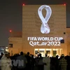 Logo Giải vô địch bóng đá thế giới của FIFA tại một tòa nhà ở Doha, Qatar, nước chủ nhà World Cup 2022. (Ảnh: AFP/TTXVN) 