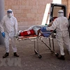 Nhân viên y tế Israel chuyển bệnh nhân nhiễm COVID-19 tới điều trị tại bệnh viện ở Jerusalem. (Ảnh: AFP/TTXVN) 