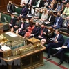 Thủ tướng Anh Boris Johnson (trái) phát biểu trước Quốc hội tại thủ đô London. (Ảnh: AFP/TTXVN)