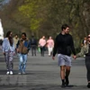 Người dân đi bộ trong một công viên tại London, Anh. (Ảnh: AFP/TTXVN) 