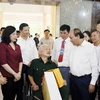 Chủ tịch nước Nguyễn Xuân Phúc thăm hỏi thương bệnh binh tại Trung tâm Điều dưỡng Thương binh Thuận Thành. (Ảnh: Thống Nhất/TTXVN) 