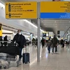 Hành khách tại sân bay Heathrow ở London, Anh. (Ảnh: AFP/TTXVN) 
