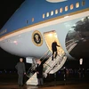Tổng thống Mỹ Joe Biden (thứ 4, trái) lên máy bay Không lực 1 tại căn cứ không quân Andrews ở Maryland, chuẩn bị khởi hành thăm Trung Đông, ngày 12/7/2022. (Ảnh: AFP/TTXVN) 