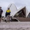 Người dân đeo khẩu trang phòng dịch COVID-19 tại Sydney, Australia. (Ảnh: THX/TTXVN) 
