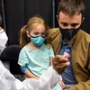 Nhân viên y tế chuẩn bị tiêm vaccine phòng COVID-19 cho người dân tại New York, Mỹ. (Ảnh: THX/TTXVN) 
