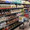 Người dân mua hàng trong siêu thị tại Đức. (Ảnh: AFP/TTXVN)