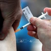 Tiêm vaccine phòng COVID-19 cho người dân tại Sydney, Australia. (Ảnh minh họa: AFP/TTXVN)
