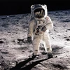 Chiếc áo khoác được phi hành gia người Mỹ Buzz Aldrin mặc trong sứ mệnh lịch sử Apollo 11 lên Mặt Trăng cách đây hơn 50 năm đã được bán với giá khoảng 2,8 triệu USD trong phiên đấu giá do Sotheby's tổ chức tại New York ngày 26/7/2022. Buzz Aldrin và Neil 
