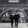 Người dân đeo khẩu trang phòng COVID-19 tại Paris, Pháp. (Ảnh: AFP/TTXVN) 