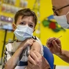 Nhân viên y tế tiêm vaccine phòng COVID-19 của Pfizer/BioNTech cho trẻ em tại Berlin, Đức (Ảnh: AFP/TTXVN) 