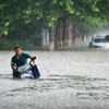 Đường phố bị nhấn chìm trong nước lũ do mưa lớn kéo dài ở Trịnh Châu, thủ phủ tỉnh Hà Nam, Trung Quốc ngày 20/7/2021. (Ảnh: THX/TTXVN) 