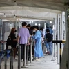 Nhân viên y tế lấy mẫu xét nghiệm cho người dân ở Seoul, Hàn Quốc, ngày 20/7/2022. (Ảnh: YONHAP/TTXVN) 