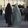 Phụ nữ Afghanistan mặc trang phục Burqa trên một đường phố ở Kandahar, Afghanistan, ngày 7/5/2022. (Ảnh: AFP/TTXVN) 