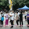 Người dân xếp hàng chờ xét nghiệm COVID-19 tại Quảng Đông, Trung Quốc. (Ảnh: AFP/TTXVN) 