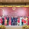 Tập thể gia đình cán bộ, nhân viên Đại sứ quán Việt Nam tại Myanmar chụp ảnh lưu niệm tại buổi lễ. (Ảnh: TTXVN phát)