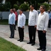 Đại sứ Việt Nam tại Cuba Lê Thanh Tùng (thứ hai từ trái sang), phó Trưởng Ban Đối ngoại Trung ương Đảng Cộng sản Cuba Juan Carlos Marsan (thứ hai từ phải sang) và Chủ tịch Viện Cuba Hữu nghị với các Dân tộc Fernando González Llort đã đặt hoa tại tượng đài