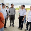 Chủ tịch UBND tỉnh Sóc Trăng Trần Văn Lâu (thứ 2, bên phải) cùng đoàn công tác khảo sát các cơ sở kinh doanh xăng dầu của tỉnh. (Ảnh: TTXVN phát)