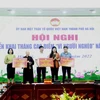 Ủy ban MTTQ Việt Nam TP Hà Nội phố trao kinh phí xây dựng nhà Đại đoàn kết cho các đơn vị .(Nguồn: ĐCS)