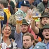 Người dân tham gia lễ hội bia Oktoberfest tại Munich, Đức. (Ảnh: AFP/ TTXVN)
