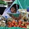 Một người bán rau, củ, quả tại chợ ở Tegucigalpa, Honduras. (Ảnh: AFP/TTXVN)