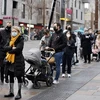 Người dân xếp hàng chờ lấy mẫu xét nghiệm COVID-19 tại London, Anh. (Ảnh: AFP/TTXVN)