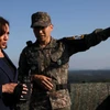Phó Tổng thống Mỹ Kamala Harris đã đến thăm khu phi quân sự (DMZ) ở biên giới liên Triều.(Nguồn: CNN)