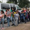Người di cư tới trung tâm tiếp nhận ở McAllen, Texas, Mỹ, ngày 12/6/2019. (Nguồn: AFP/TTXVN)