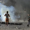 Người biểu tình Palestine ném đá trong cuộc xung đột với binh sỹ Israel tại thành phố Nablus, Khu Bờ Tây ngày 17/8/2022. (Ảnh: AFP/TTXVN)