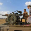 Quân Chính phủ Yemen trong cuộc giao tranh với lực lượng Houthi. (Ảnh: AFP/TTXVN)