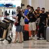 Hành khách tại sân bay quốc tế Dubai (UAE), ngày 16/8/2022. (Ảnh: AFP/TTXVN) 