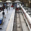 Cảnh vắng vẻ tại nhà ga Kings Cross ở London, Anh trong bối cảnh diễn ra cuộc đình công của công nhân đường sắt, ngày 27/7/2022. (Ảnh: AFP/TTXVN)