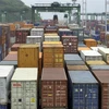 Container hàng hóa được bốc dỡ tại cảng Busan, Hàn Quốc. (Ảnh: AFP/TTXVN) 