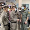 Cảnh sát trao đổi với lực lượng cứu hộ sau vụ xả súng tại nhà trẻ ở tỉnh Nong Bua Lam Phu, Thái Lan ngày 6/10/2022. (Ảnh: AFP/TTXVN)