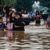 Sơ tán người dân khỏi khu vực ngập lụt tại Indonesia. (Nguồn: AFP/TTXVN)