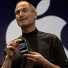 Nhà sáng lập Apple Steve Jobs giới thiệu chiếc iPhone đầu tiên năm 2007. (Nguồn: Getty Images)
