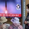 Người dân theo dõi bản tin trên truyền hình về vụ phóng tên lửa của Triều Tiên, tại nhà ga ở Seoul, Hàn Quốc, ngày 6/10/2022. (Ảnh: Yonhap/TTXVN)