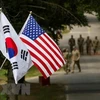 Quốc kỳ Hàn Quốc (trái) và quốc kỳ Mỹ (phải). (Ảnh: Reuters/TTXVN) 