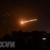 Lực lượng phòng không Syria đánh chặn tên lửa của Israel trên bầu trời thủ đô Damascus. (Ảnh: AFP/TTXVN)
