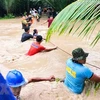 Lực lượng cứu hộ Philippines sơ tán người dân khỏi khu vực ngập lụt do mưa lớn gây ra bởi bão Nalgae ở Kalamansig, Sultan Kudarat, ngày 28/10/2022. (Ảnh: AFP/TTXVN) 
