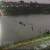Hiện trường vụ sập cầu trên sông Machchhu ở Morbi, bang Gujarat, Ấn Độ, ngày 30/10/2022. (Ảnh: ANI/TTXVN) 